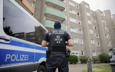 80 školáků hromadně napadlo policistu v Hamburku. Kopali ho do hlavy a plivali na něj