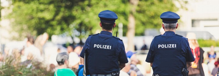 80 školáků hromadně napadlo policistu v Hamburku. Kopali ho do hlavy a plivali na něj