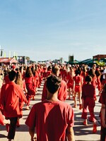 80 tanečníkov v rovnakých červených outfitoch ovládlo Grape festival