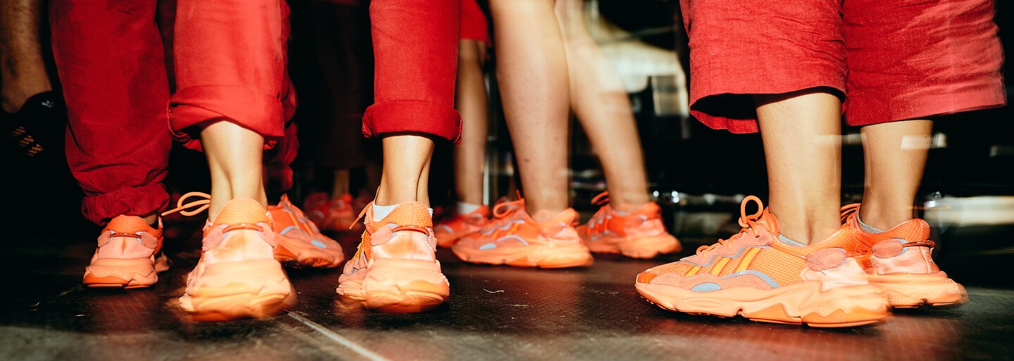 80 tanečníkov v rovnakých červených outfitoch ovládlo Grape festival