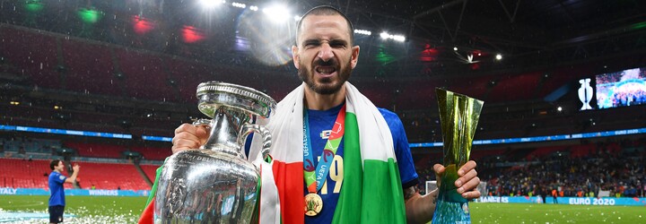 „Dnes vypiju všechno,“ prohlásil italský obránce Bonucci a na tiskové konferenci se napil piva i Coca-Coly
