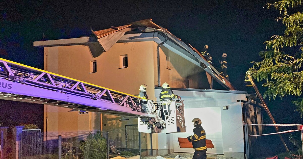 Bouřky v Česku napáchaly škody. Vítr poškodil střechy, bez proudu bylo přes 30 tisíc lidí