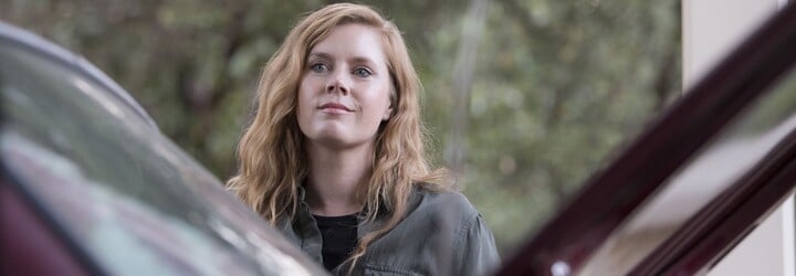 Sharp Objects je temnou a pomalou minisériou so skvelou atmosférou a úžasnými hercami na čele s krásnou Amy Adams (Recenzia)
