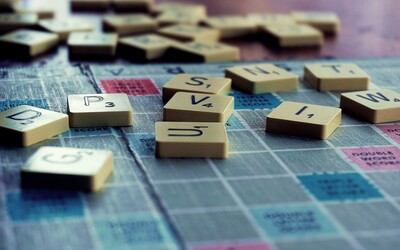 Mattel přišel s novou verzí hry Scrabble. Má být pro všechny přístupnější a hráče spojovat