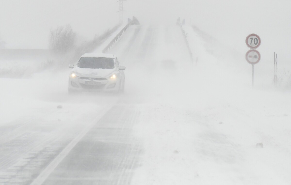 Na snímke cesta pri obci Haniska 11. februára 2021 počas sneženia a silného vetra. V Košickom kraji je pre sneženie v troch okresoch vyhlásený kalamitný stupeň.