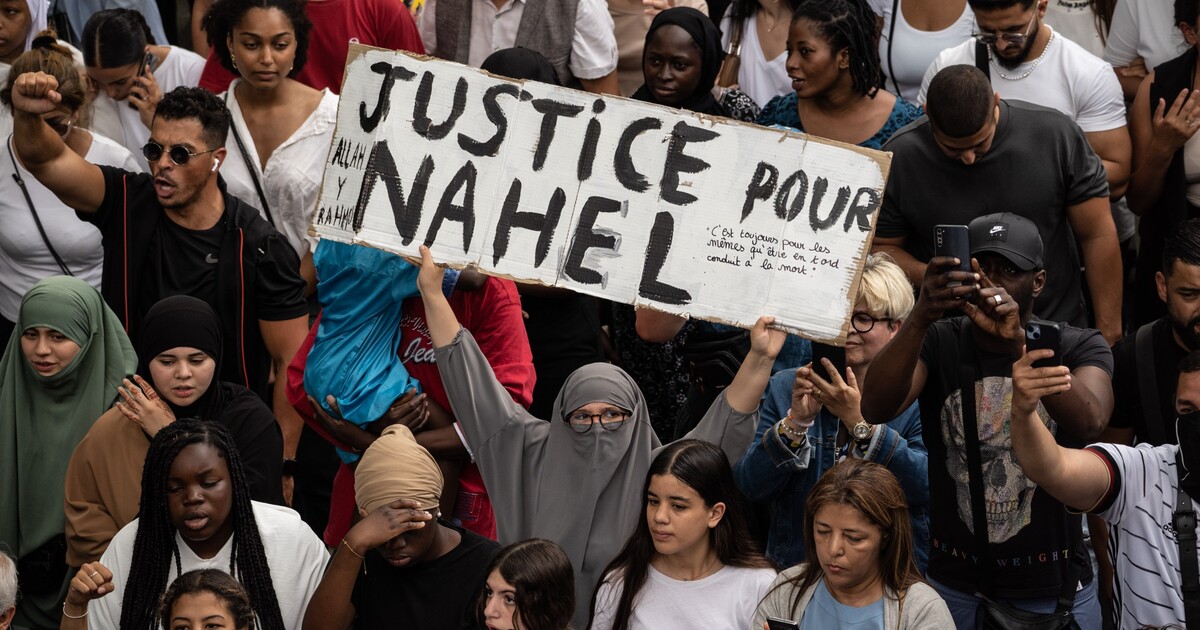 Foto: Takto vypadala násilná střetnutí v Paříži. Vláda zvažuje „všechny možnosti“