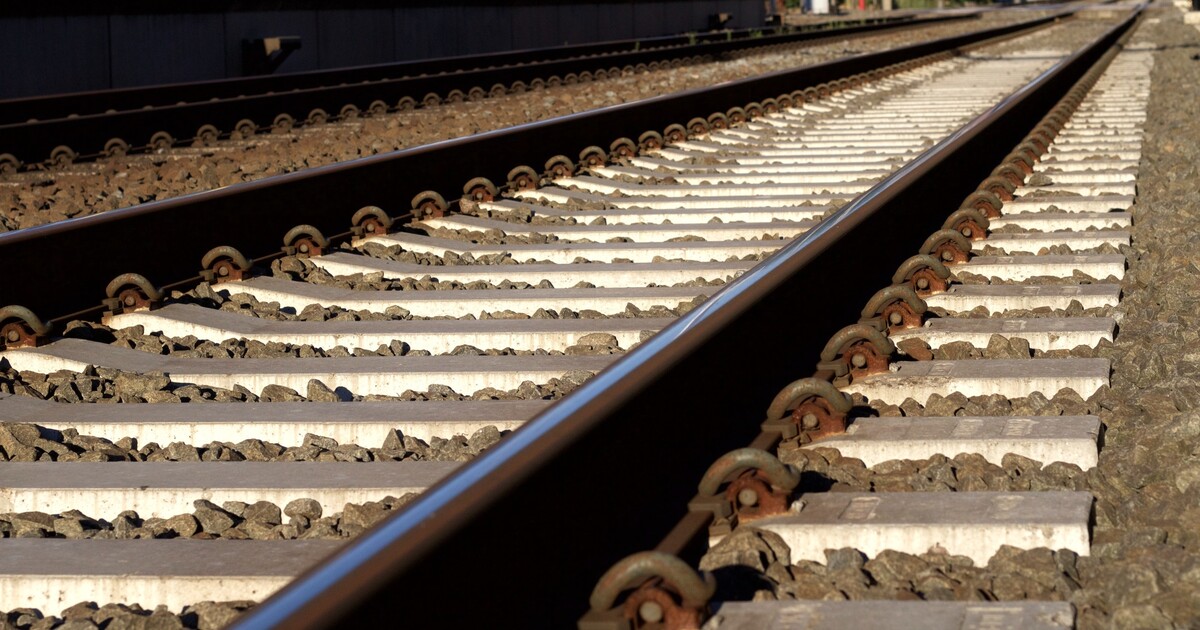 Nehoda Dolany: Vlak usmrtil ženu, provoz na trati byl přerušen