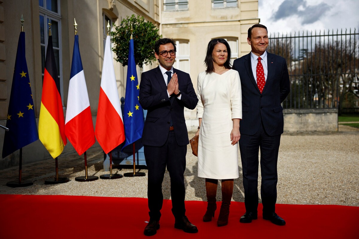 Francúzsky minister zahraničných vecí Stéphan Séjourné, nemecká ministerka zahraničných vecí Annalena Baerbocková a šéf poľskej diplomacie Radoslaw Sikorski.