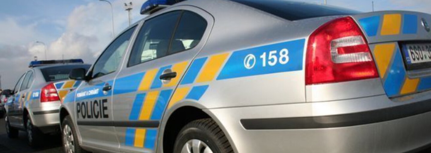 80letá žena i přes zákaz řízení usedla za volant. Strážníkům ujížděla v protisměru