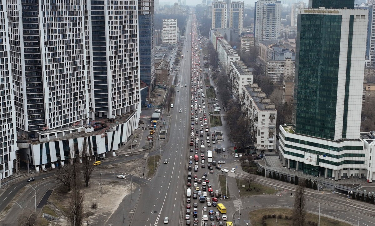 Na snímke dopravné zápchy, keď ľudia opúšťajú ukrajinskú metropolu Kyjev vo štvrtok 24. februára 2022.