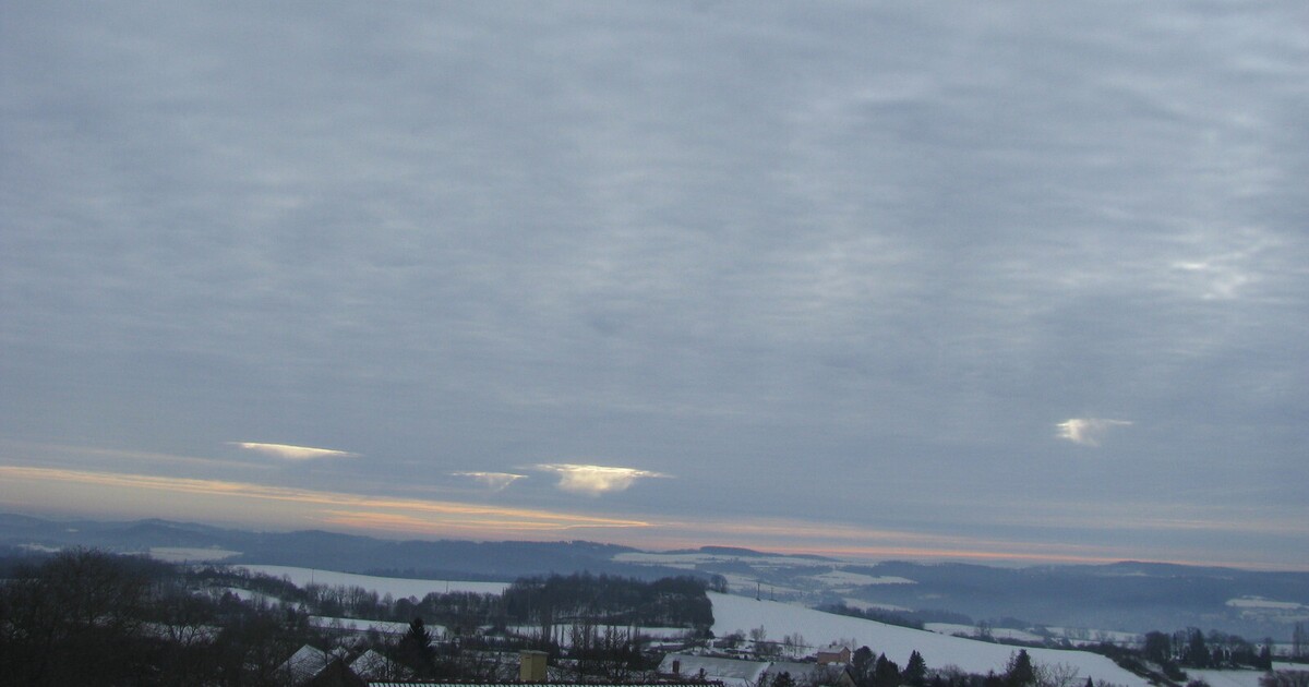 Nad Českem se objevily „záhadné“ díry v nebi. Jedná se o vzácný meteorologický úkaz