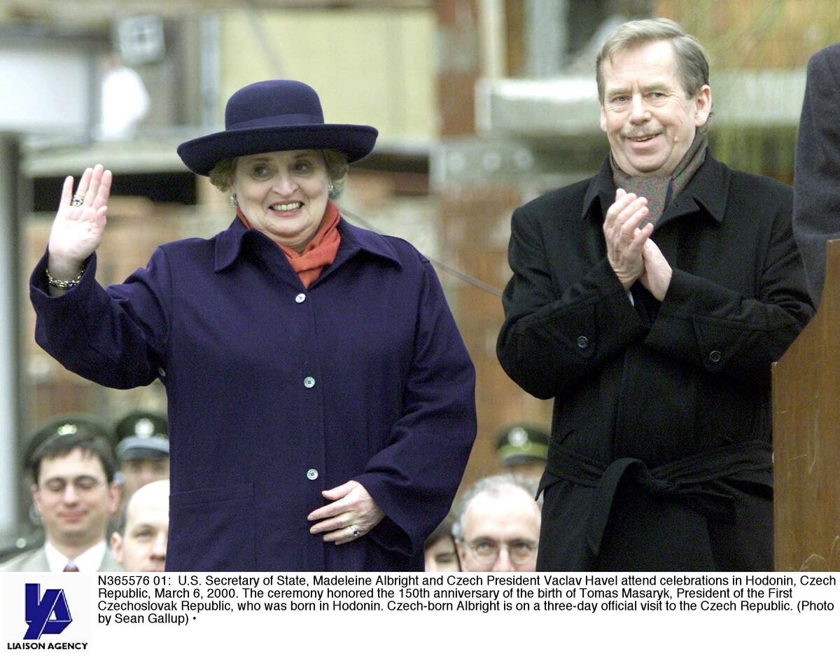 Madeleine Albright s Václavem Havlem v roce 2000. Považovala ho za prezidenta, kterého bude velmi těžké nahradit. 