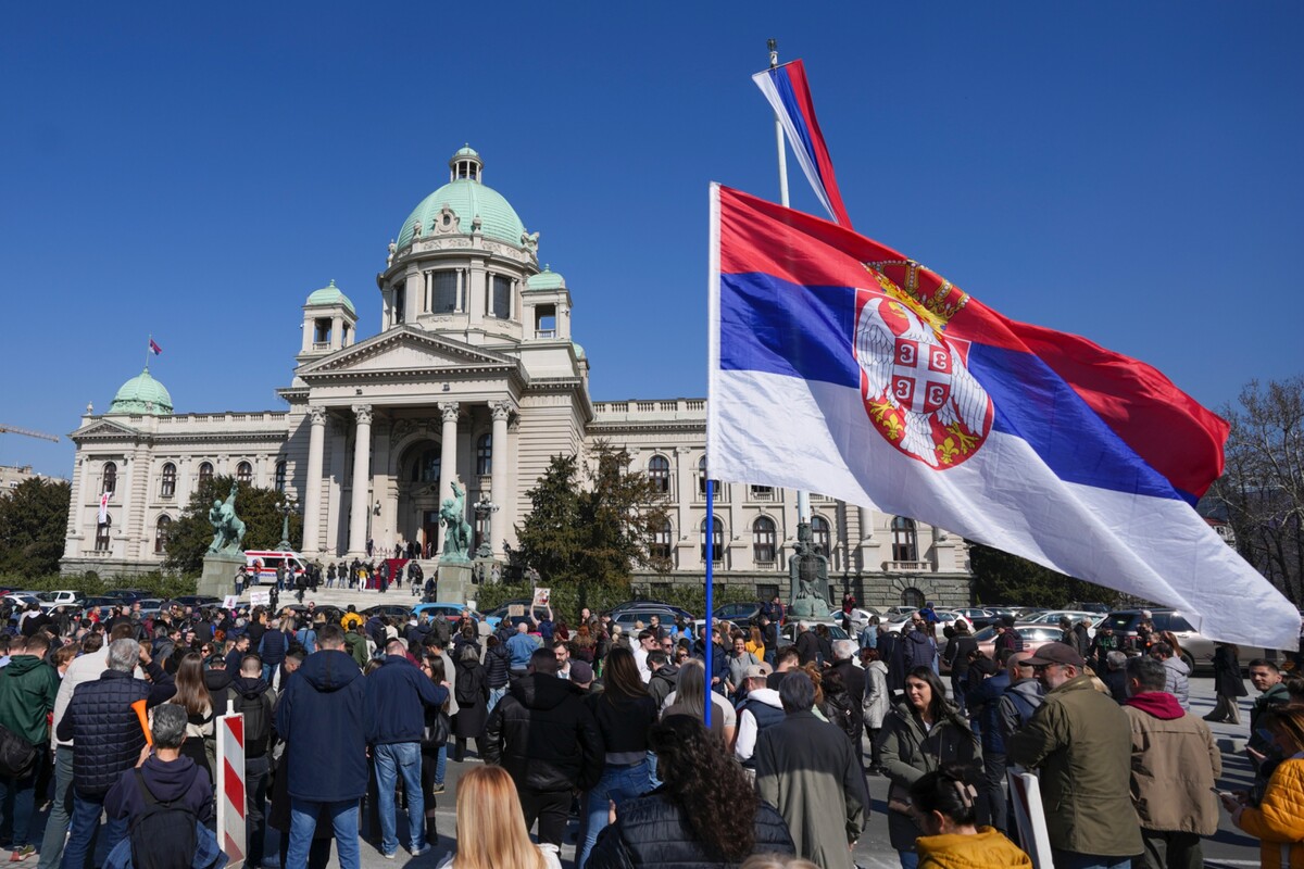 Protest pred parlamentom.