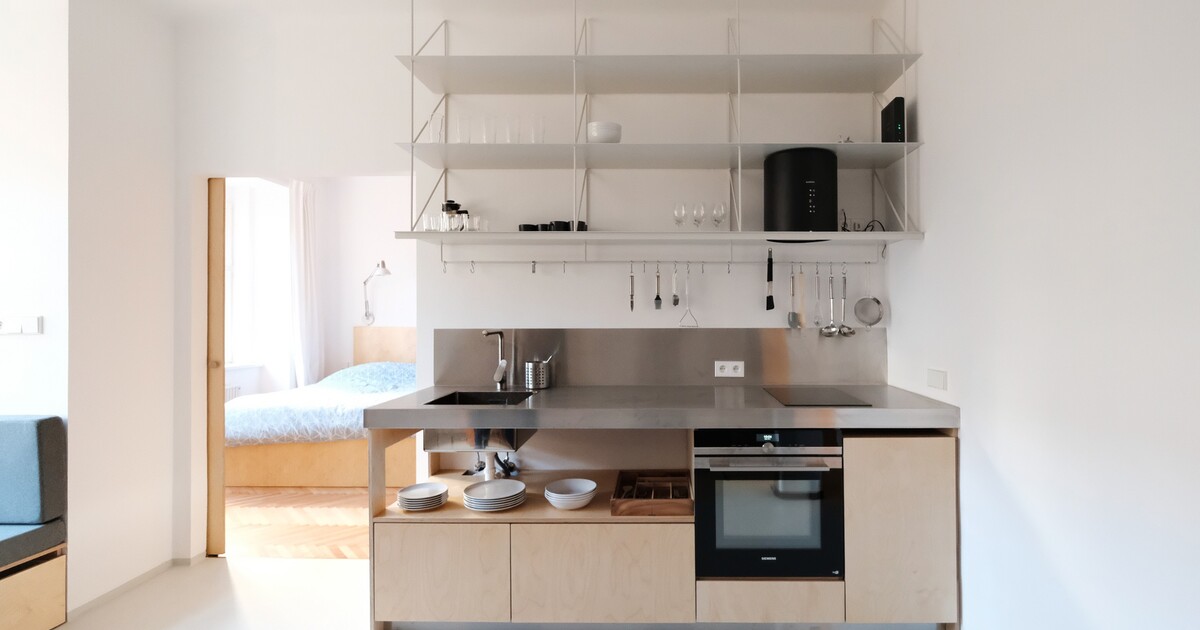 Studentský byt nemusí připomínat zaplivanou garsonku. Takhle se žije v předělaném bejváku na Žižkově