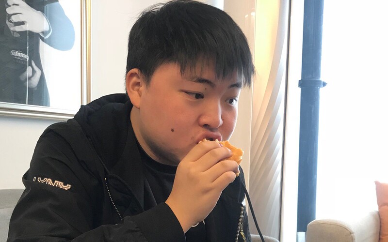 Počítačové hry mu prý způsobily cukrovku a zničily zdraví. Nejznámější čínský e-sports hráč ukončil kariéru.
