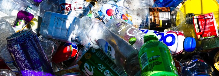 Společnosti Coca-Cola, Ikea či Skims Kim Kardashian jsou obviněny z greenwashingu