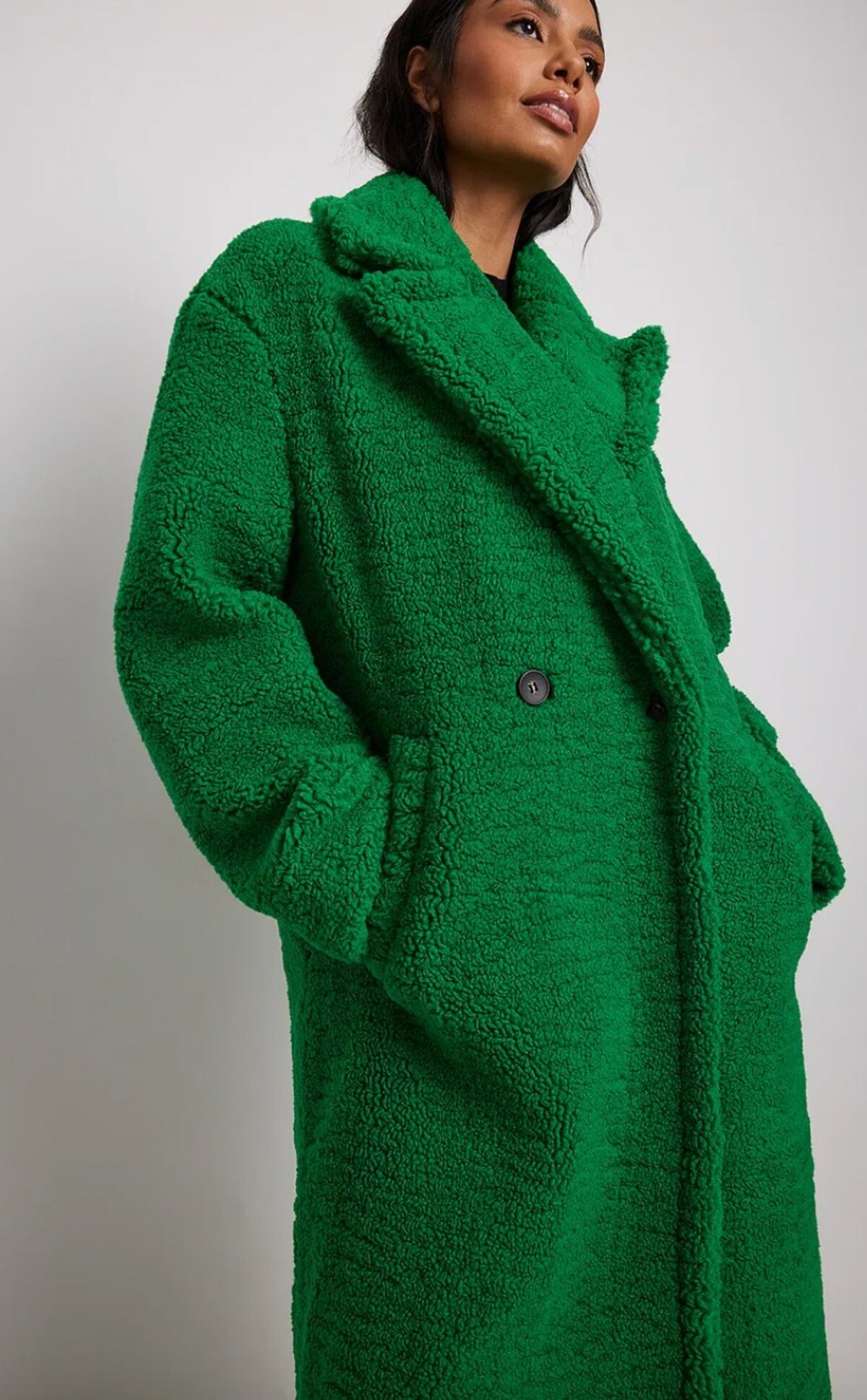 Tento štýlový zelený teddy kabát kúpiš v e-shope značky NA-KD za dostupných 52,47 eura.