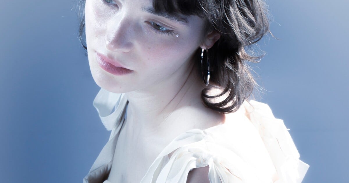 „Už nemám energii jen kejvat a být kamarádka s mocnými týpky. Moje nová deska je naštvaná a surová,“ říká Amelie Siba