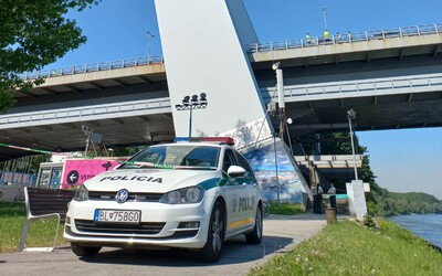 Tragédia v Bratislave: muž na Moste SNP odstavil auto a skočil na betónovú plochu. Pád neprežil.