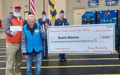 82-ročný veterán môže dať výpoveď vo Walmarte. Na Tiktoku mu vyzbierali 100-tisíc dolárov, aby mohol splatiť hypotéku