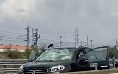 VIDEO: Supercelárna búrka v Taliansku priniesla krúpy ako tenisové loptičky. Autá zdemolovali priamo na diaľnici.