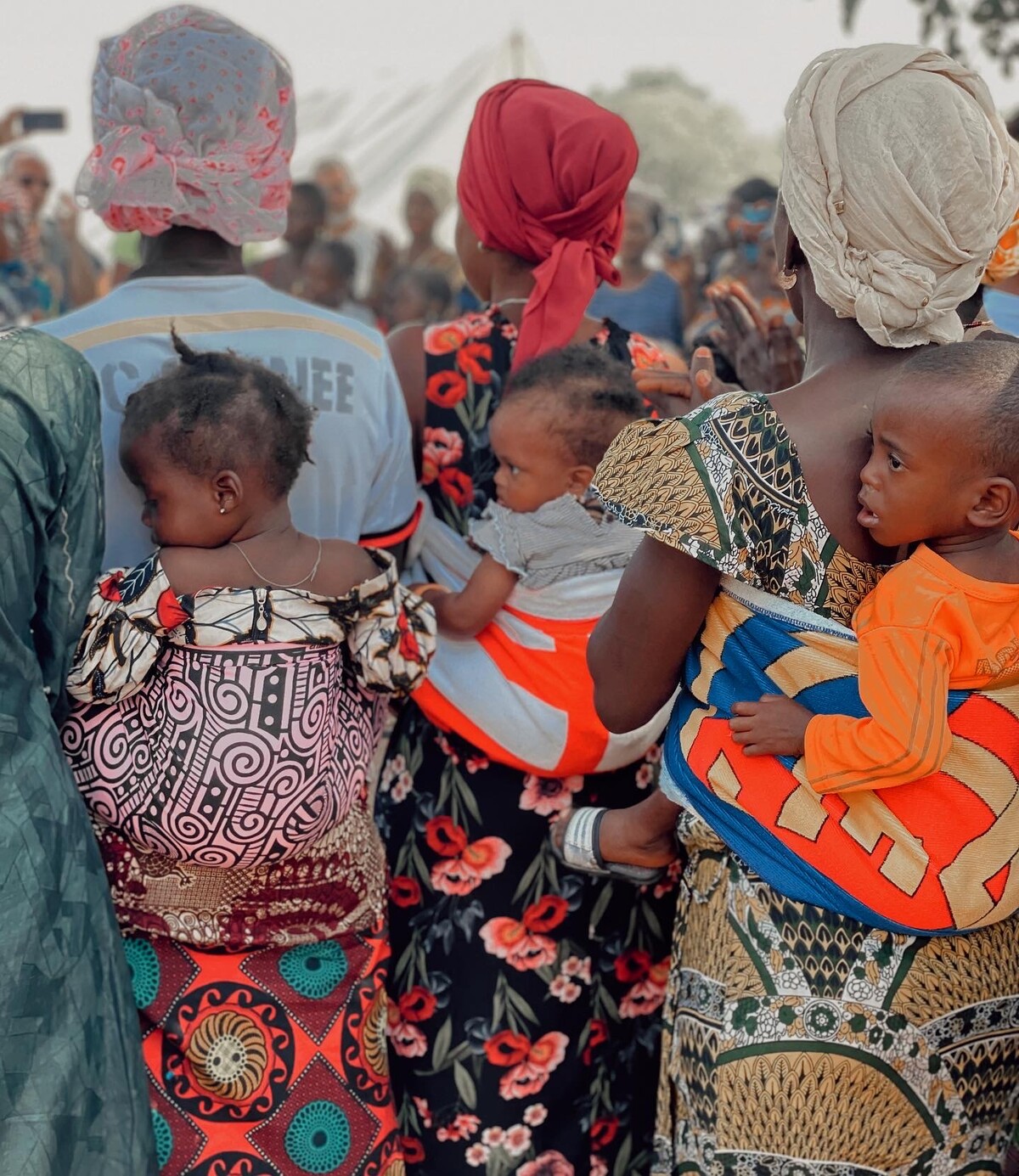 Pretek Budapešť – Bamako očami Lindy Gunišovej. Fotka zo Senegalu ukazuje typický spôsob, ako matky v Afrike nosia deti uviazané na chrbte.