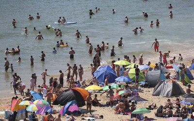 Češi se vrací z dovolené nakažení koronavirem. Může se tím urychlit příchod druhé vlny pandemie.