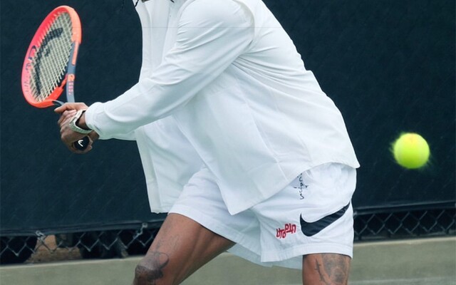 Travis Scott a John McEnroe v reklame pre Nike vo veľkom štýle predstavujú ikonický model tenisiek v novom vyhotovení   