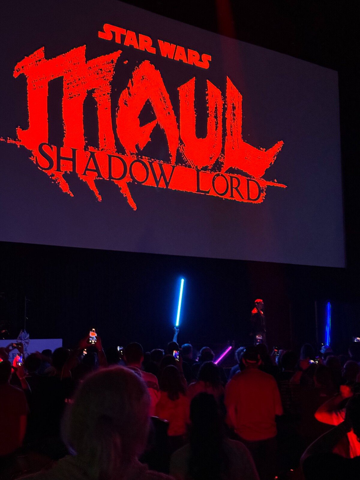 Sam Witwer a Dave Filoni oznamují nový animovaný seriál zaměřený na bývalého sithského lorda Darth Maula. Seriál Maul: Shadow Lord dorazí na Disney+ v roce 2026.