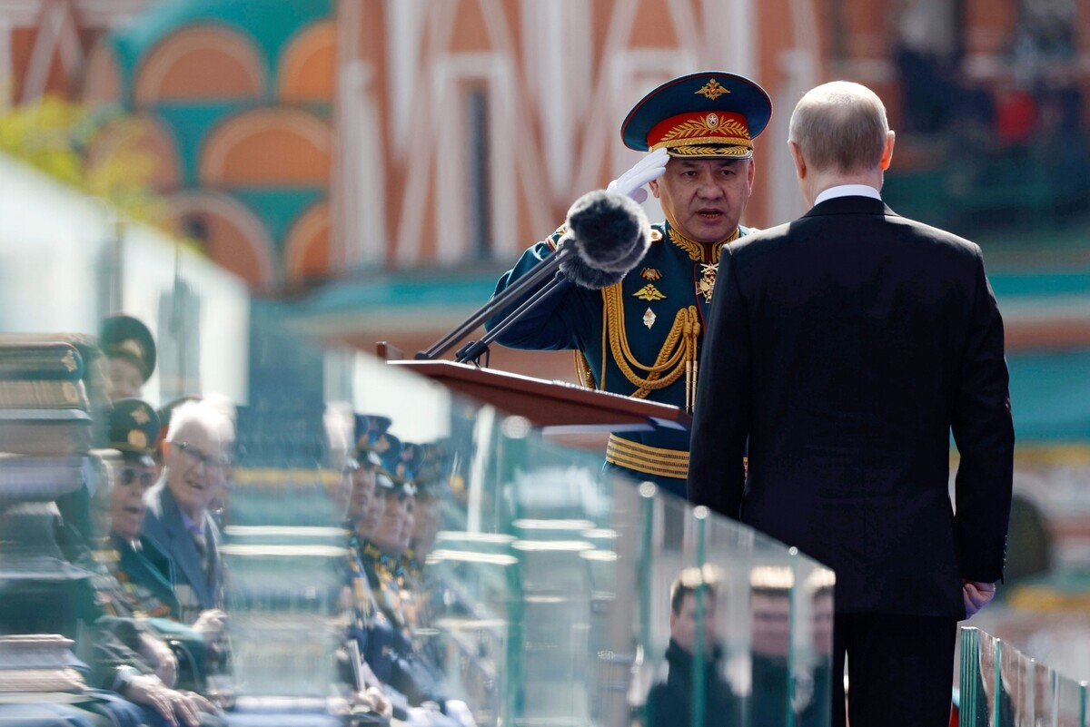 Vladimir Putin a Sergej Šojgu počas vojenskej prehliadky v Moskve.