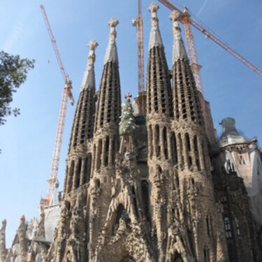 Ktorý slávny umelec stojí za najznámejšími stavbami v Barcelone? 