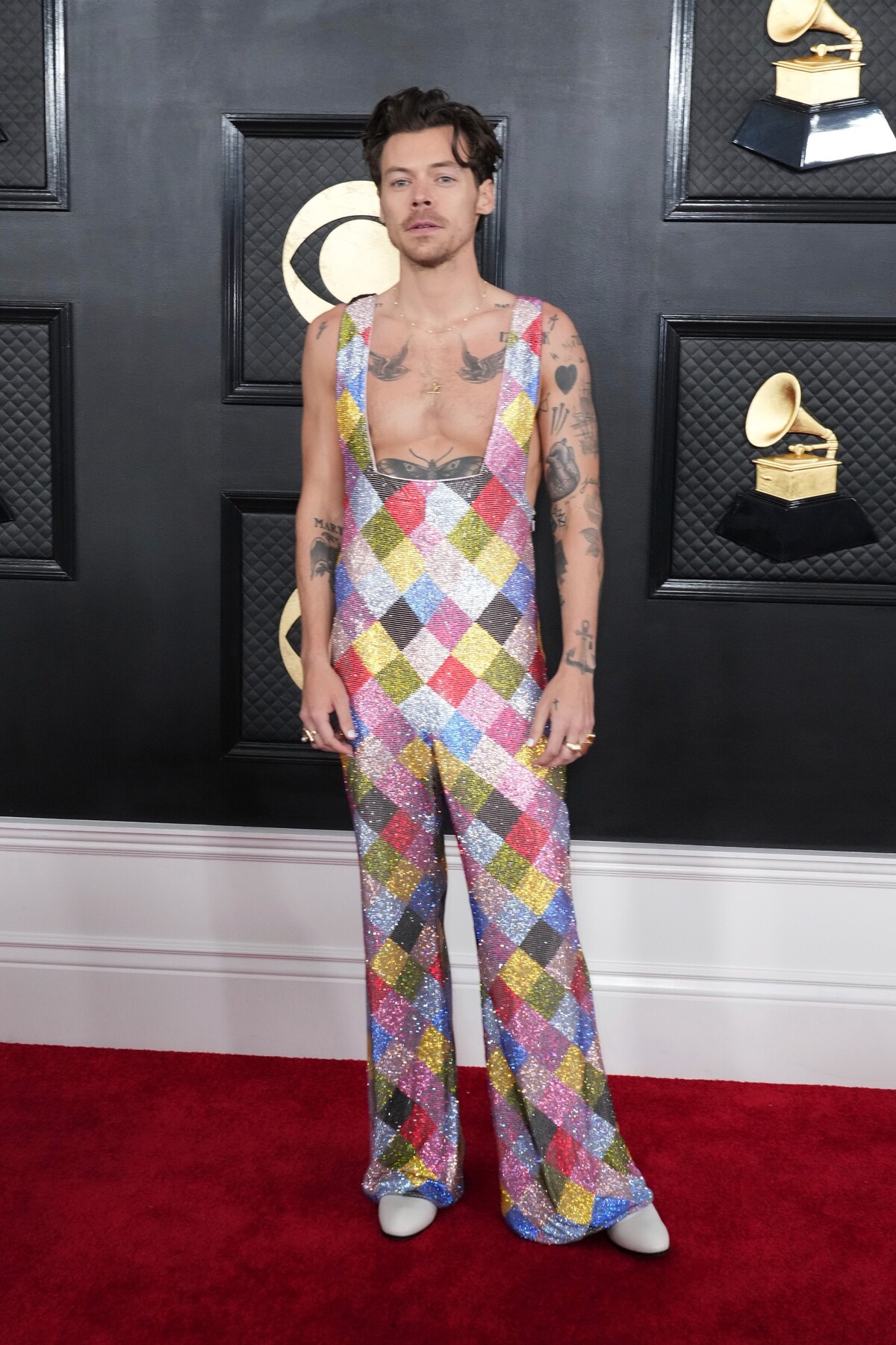 Harry Styles miluje módu rovnako ako vystavovanie svojej hrude. Na Grammy nespravil výnimku.