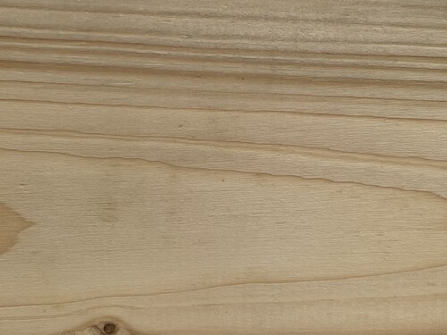 Začneme jednoduše. Poznáš toto smetanově bílé až nahnědlé dřevo, které se pyšní výraznými letokruhy? Je sice měkké, ale poměrně houževnaté. Tato dřevina je také důležitá třeba pro výrobu papíru.
