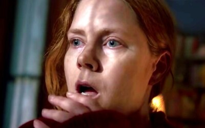 Amy Adams viděla vraždu sousedky. Policie ani vlastní rodina jí však nevěří a hrozí, že se zblázní.