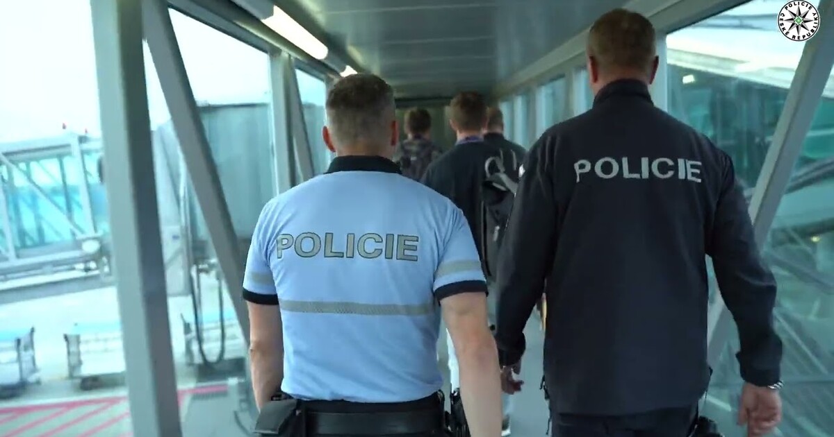 VIDEO: Jak to vypadá, když se do Česka vrací 25 let hledaný zločinec. Policie dostala do země muže z USA