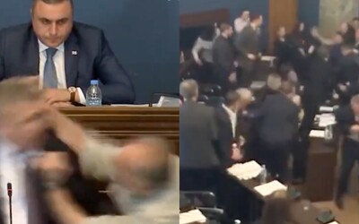 VIDEO: V gruzínskom parlamente lietali päste a strhla sa veľká bitka. Opozícia protestuje proti nebezpečnému zákonu