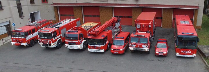 Při explozi propanbutanové lahve se v Košťanech na Teplicku vážně zranilo pět lidí. Dva zranění jsou v umělém spánku
