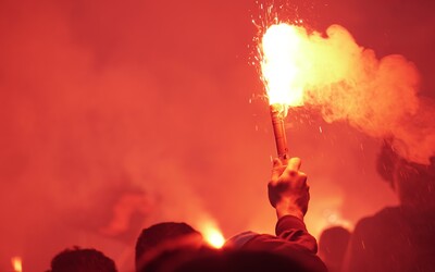 Za pyrotechniku na fotbale pokuta až 100 tisíc korun. Přestupkovou novelu schválil Senát.