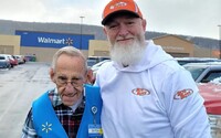 82letý pokladní z Walmartu konečně může odejít do důchodu. Uživatelé TikToku pro něj vybrali přes 2 miliony korun