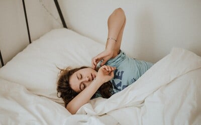 83 % ľudí v Česku a na Slovensku má návyk, ktorý spôsobuje nespavosť. Odborník vysvetľuje, čo s tým