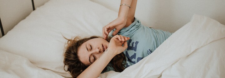 83 % ľudí v Česku a na Slovensku má návyk, ktorý spôsobuje nespavosť. Odborník vysvetľuje, čo s tým