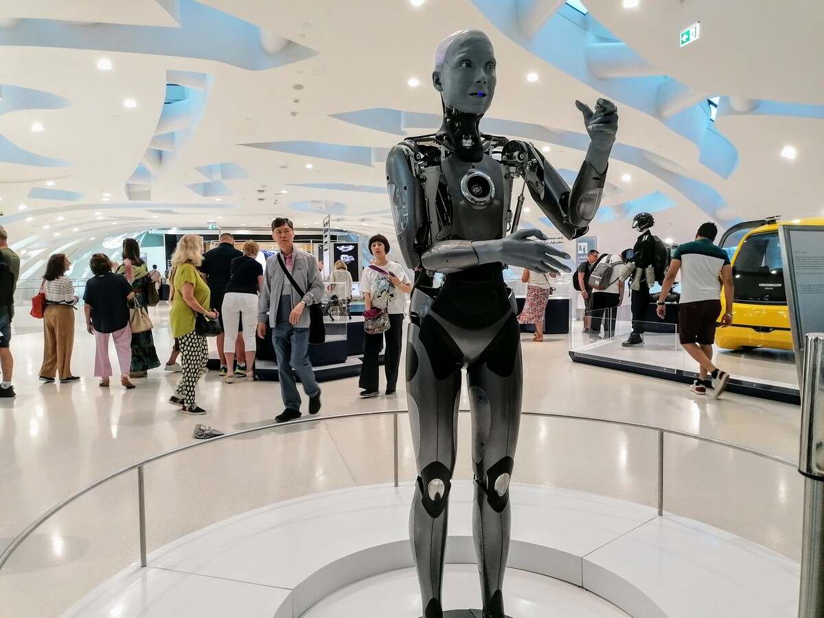 Humanoidný robot dokáže odpovedať na jednoduché, aj trochu zložitejšie otázky.