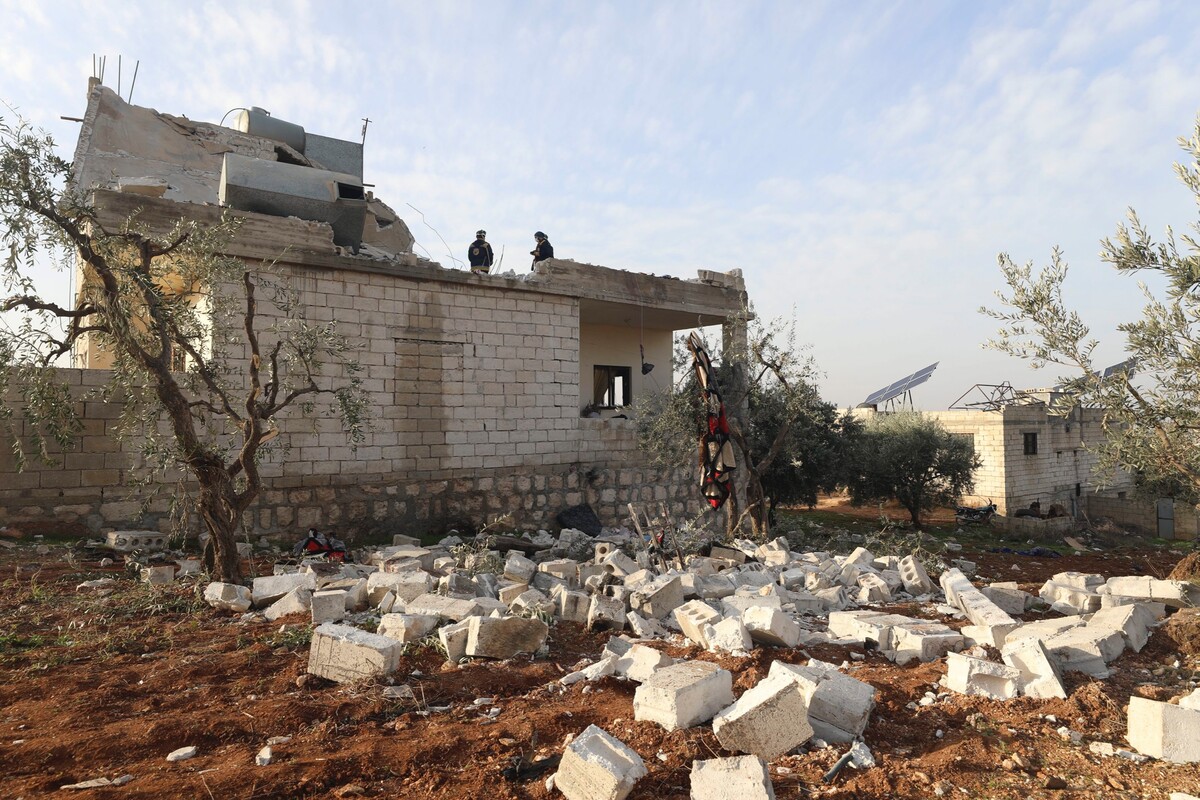 Ľudia kontrolujú zničený dom po útoku amerických jednotiek v sýrskom Atmehu v provincii Idlib 3. februára 2022. Americké jednotky osobitného určenia uskutočnili v stredu večer protiteroristickú misiu na severozápade Sýrie.