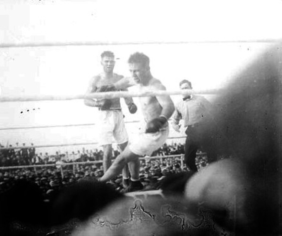 Billy Miske padá k zemi v zápase s Jackem Dempseym v roce 1920.