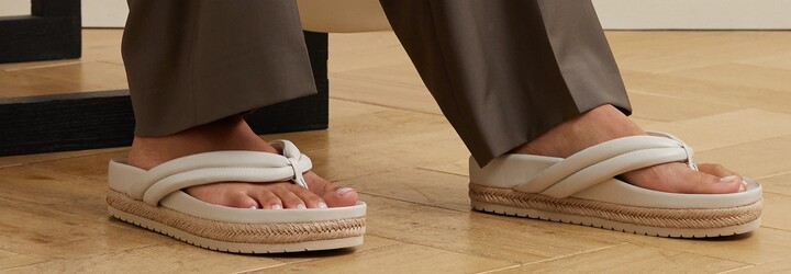 Šľapky flip-flop sú späť. Podľahneš staronovému trendu zo začiatku milénia?