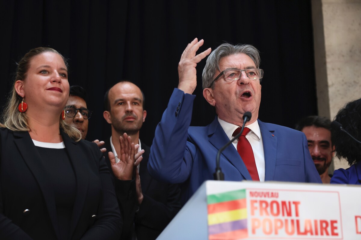 Líder krajne ľavicovej strany Nepoddajné Francúzsko (LFI) Jean-Luc Mélenchon, ktorá je súčasťou ľavicového Národného ľudového frontu (NFP), reaguje vo volebnej centrále v Paríži na tzv. exit polly zverejnené bezprostredne po skončení druhého kola predčasných parlamentných volieb vo Francúzsku v nedeľu 7. júla 2024.