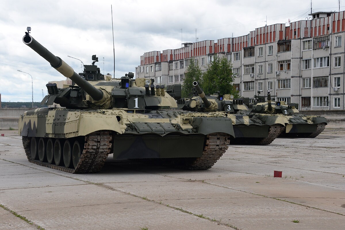 Tank T-80U.