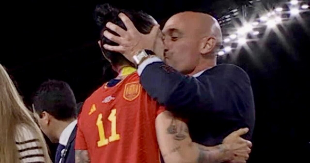 Prezident španělského fotbalu čelí obvinění ze sexuálního napadení, jeho matka zahájila hladovku