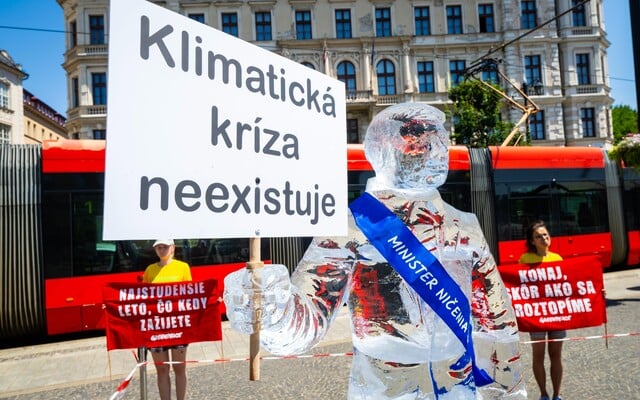 Taraba ako roztápajúca sa socha z ľadu: Aktivisti vyzývajú ministra, aby začal riešiť klimatickú krízu