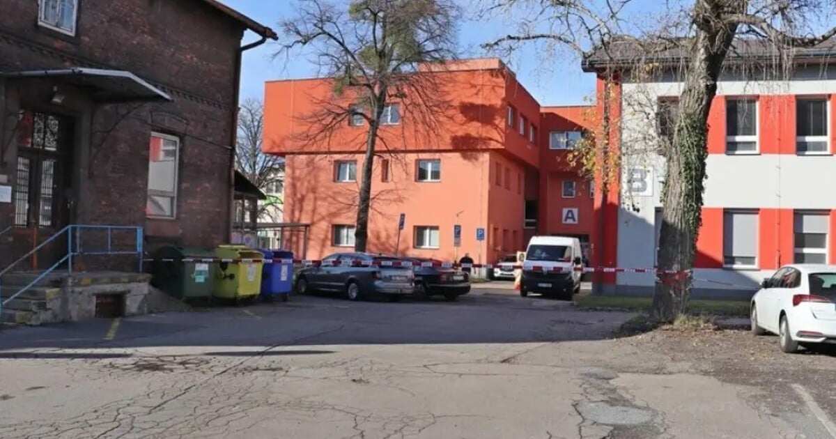 Hrozivá nehoda v Ostravě. Muž přišel na kontrolu do nemocnice a srazila ho dodávka